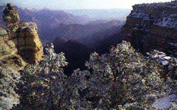 Blick vom South Rim Drive auf den winterlichen Grand Canyon